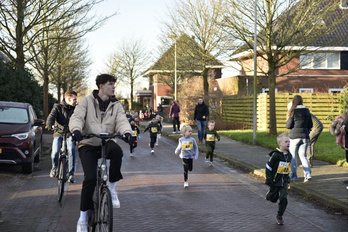 Kinderen rennen tijdens de Kids Run door een straat in Wervershoof